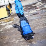 Junger Mann rollt Snowbag