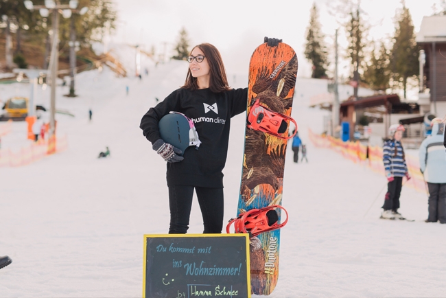 Snowboarderin auf Piste am Posen