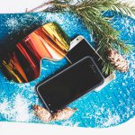 Smartphones liegen auf Snowboard
