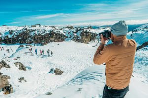 Fotograf macht auf dem Berg Bilder