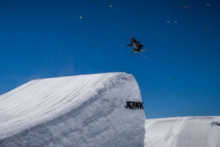 Freestyle Snowboarder im Jatzpark