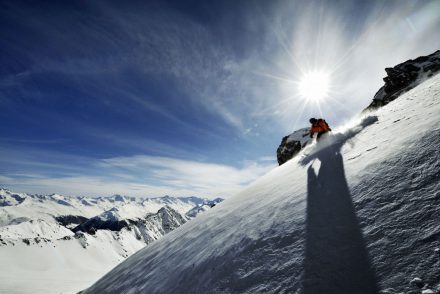 Freerider auf sonniger Abfahrt