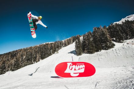 snowboarder kicker nosegrab