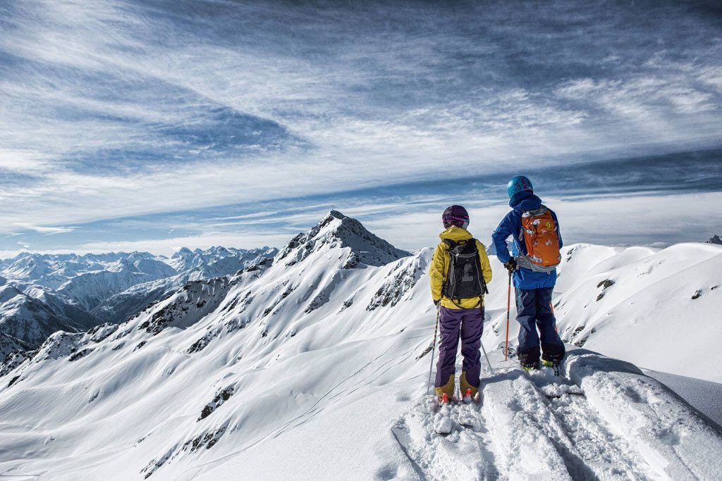 Skifahrer bei Tour auf Bergspitze