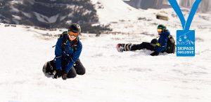 Paar Ski Wochenende Schneebeben