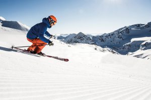 skifahrer abfahrt berge sonne