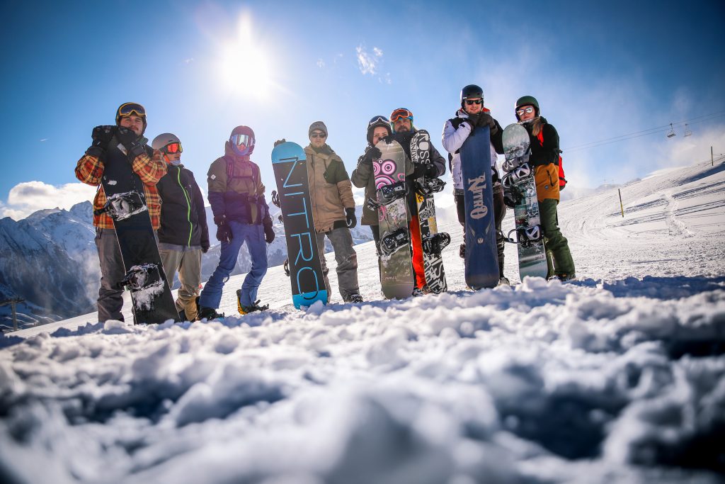 Freunde auf der Piste bei bestem Skiwetter