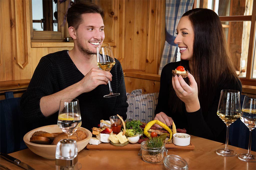 Abendessen-Hütte Abendessen_Hütte_Wein_Pärchen