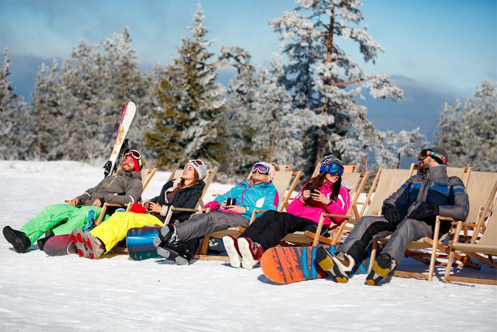 Gruppe_Liegestühle_Schnee_Sonne