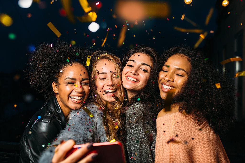 Gruppe junger Frauen Party Selfie Spass