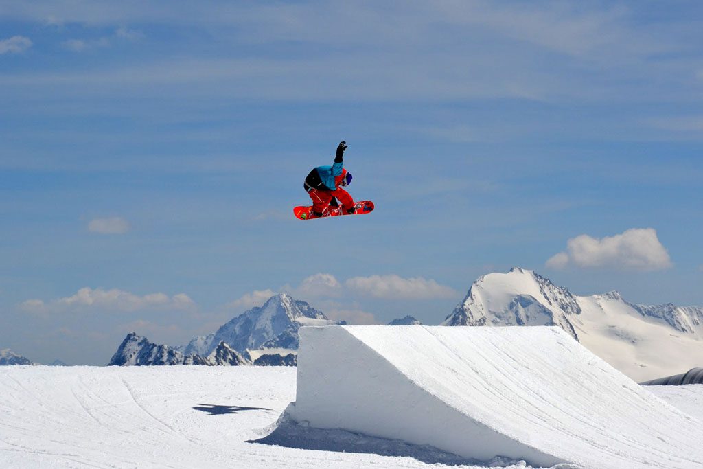 springender Snowboarder
