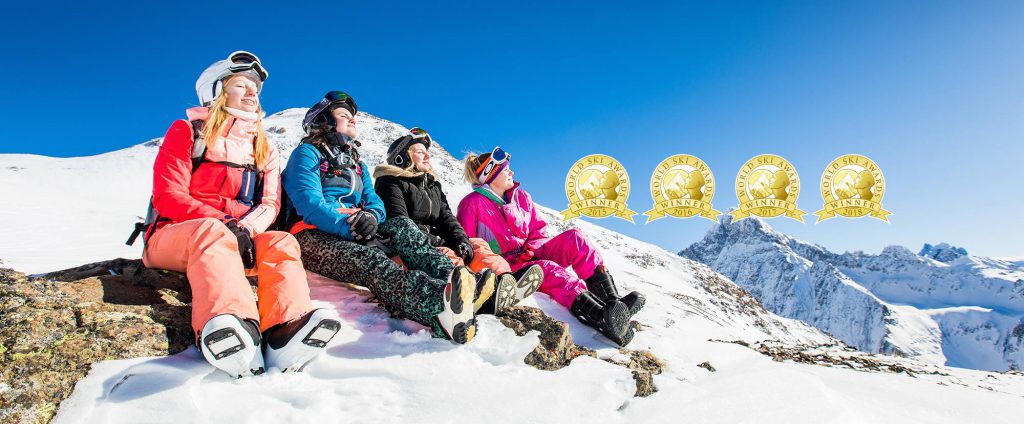 Sunweb_Skiawards Gruppe Skifahrerin sitzen und Auszeichnungen