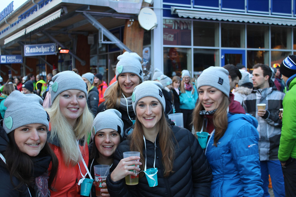 Mädelsgruppe im Skigebiet