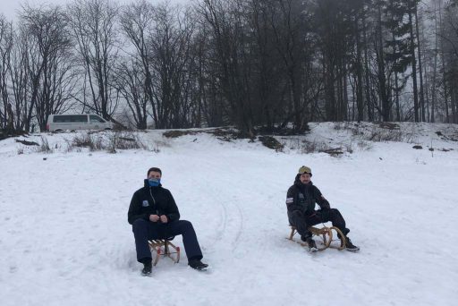 2 Jungs beim Rodeln