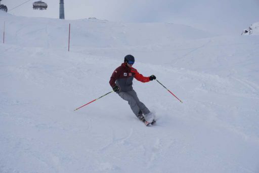 Mensch weicht auf der Piste auf