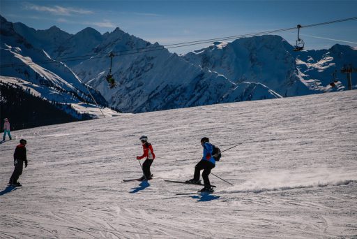 Skifahrer fällt hin