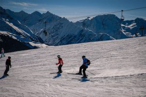 Skifahrer verliert Gleichgewicht